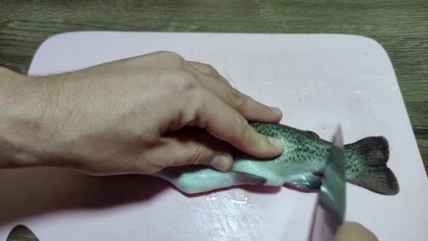 厨师在木板上切彩虹鳟鱼 — 图库视频影像