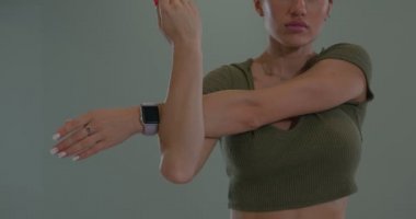 Warming up womens triceps arms before strength training