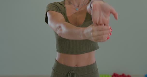 Розігрівання рук жіночих рук перед тренуванням сили — стокове відео