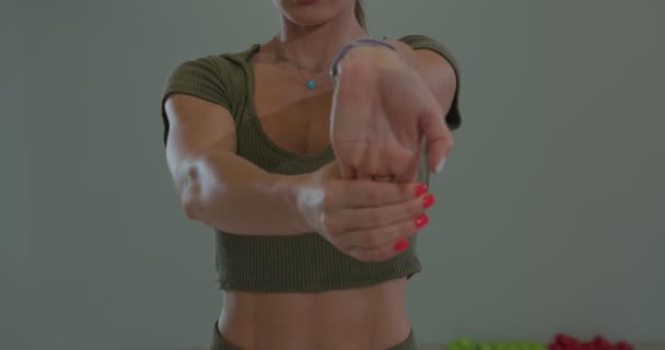 Ζεσταίνοντας τα χέρια των γυναικείων χεριών πριν την προπόνηση δύναμης — Αρχείο Βίντεο