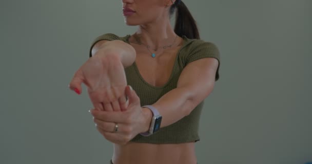 Warming up the hands of female hands before strength training — Vídeo de Stock