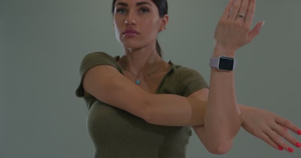 El calentamiento de las mujeres tríceps brazos antes del entrenamiento de fuerza — Vídeo de stock