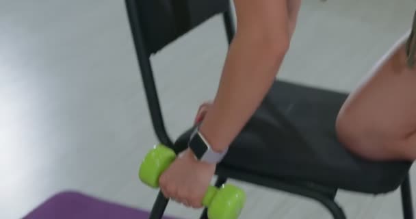 Спортивна брюнетка фігура дівчина виконує розширення лівої руки в нахилі — стокове відео
