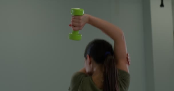 Athletic brunette girl performs a french press from behind the head — Vídeo de Stock