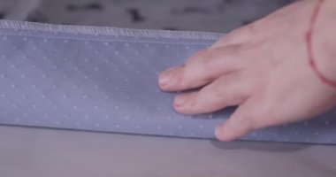 Silikon emme bardaklarıyla köpek yatağının ters tarafında.