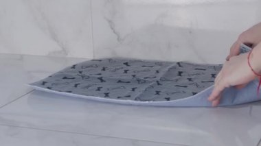 Erkek elleri yeniden kullanılabilir köpek dışkısı yayıyor.