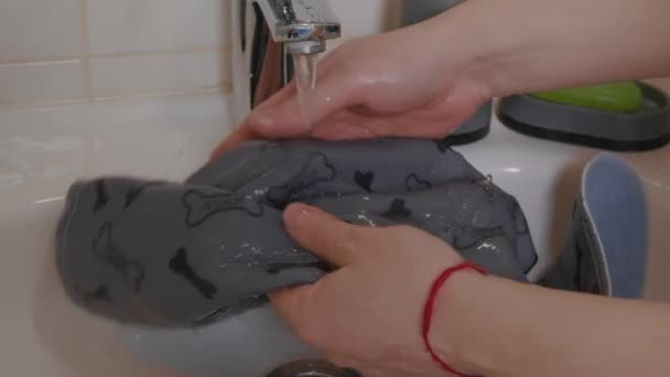 Férfi kéz mossa a ruhát, és kitekeri a mosogatóban. — Stock videók