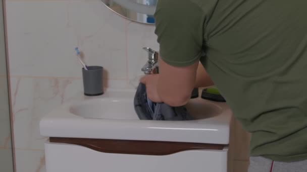 Manliga händer tvättlapp och vrida ut i diskhon — Stockvideo