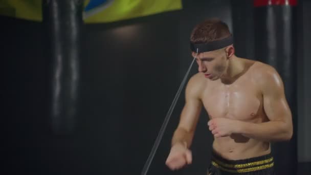 Boxer treinando com uma bola de luta — Vídeo de Stock
