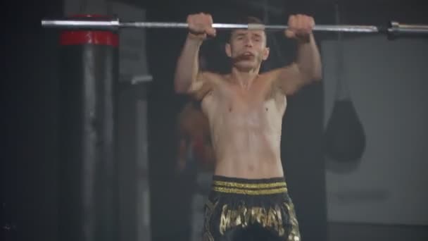 Un luchador haciendo un ejercicio de barra a alta velocidad — Vídeos de Stock
