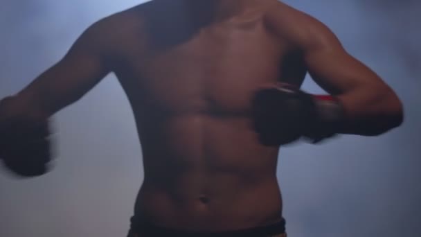 Boxer saindo do fumo — Vídeo de Stock