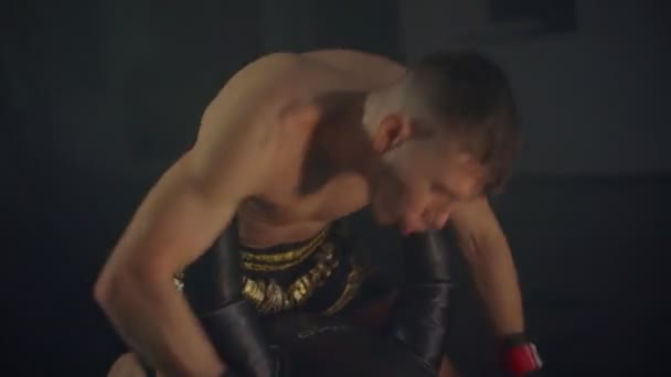 Boxaren gör en serie slag mot skyltdockan med händerna — Stockvideo