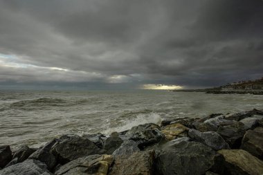 Dalgalar, bulutlar ve taşlarla Karadeniz üzerindeki dramatik gökyüzü