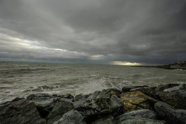 Dalgalar, bulutlar ve taşlarla Karadeniz üzerindeki dramatik gökyüzü