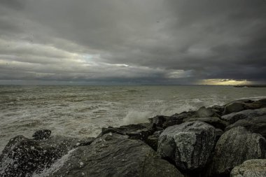 Dalgalar, bulutlar ve taşlarla Karadeniz üzerindeki dramatik gökyüzü