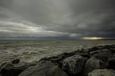 Dalgalar, bulutlar ve taşlarla Karadeniz üzerindeki dramatik gökyüzü