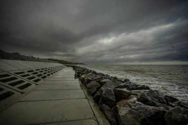 Dalgalar, bulutlar ve taşlarla Karadeniz üzerindeki dramatik gökyüzü