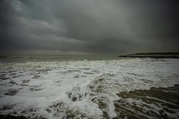 Cielo dramático sobre el mar negro con olas, nubes y piedras — Foto de Stock