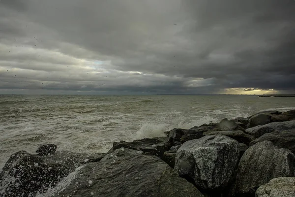 Dalgalar, bulutlar ve taşlarla Karadeniz üzerindeki dramatik gökyüzü