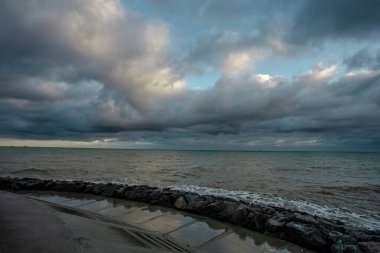 Dalgalar, bulutlar ve taşlarla Karadeniz üzerindeki dramatik gökyüzü