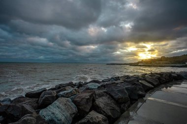 Dalgalar, bulutlar ve taşlarla Karadeniz üzerindeki dramatik gökyüzü
