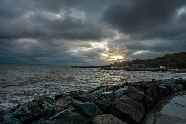 Céu dramático sobre o mar negro com ondas, nuvens e pedras — Fotografia de Stock