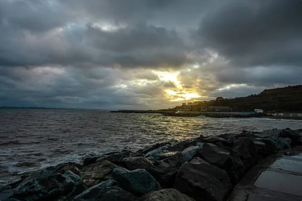 Cielo dramático sobre el mar negro con olas, nubes y piedras —  Fotos de Stock