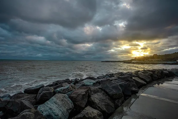 Dalgalar, bulutlar ve taşlarla Karadeniz üzerindeki dramatik gökyüzü
