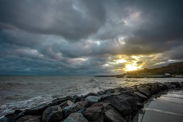 Cielo dramático sobre el mar negro con olas, nubes y piedras —  Fotos de Stock