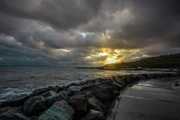 Dalgalar, bulutlar ve taşlarla Karadeniz üzerindeki dramatik gökyüzü