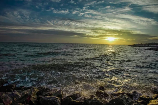 Cielo dramático sobre el mar negro con olas, nubes y piedras —  Fotos de Stock