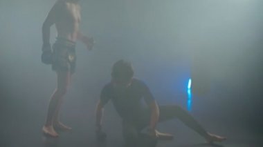 Süper hafifsiklet Tayland dövüşçüsü takım arkadaşıyla dövüşüyor..