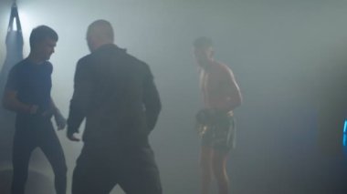 Süper hafifsiklet Tayland dövüşçüsü takım arkadaşıyla dövüşüyor..