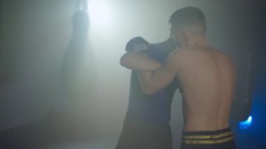 Süper hafifsiklet Tayland dövüşçüsü takım arkadaşıyla dövüşüyor..