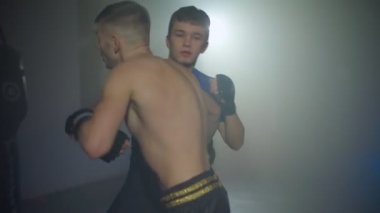 Süper hafifsiklet Tayland dövüşçüsü takım arkadaşıyla dövüşüyor..