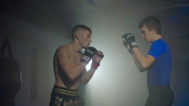 Süper hafifsiklet Tayland dövüşçüsü takım arkadaşıyla dövüşüyor..