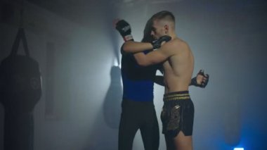 Süper hafifsiklet Tayland dövüşçüsü takım arkadaşıyla dövüşüyor..