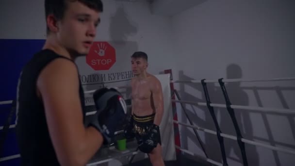 Allenamento boxer super leggero con un compagno utilizzando punzoni — Video Stock