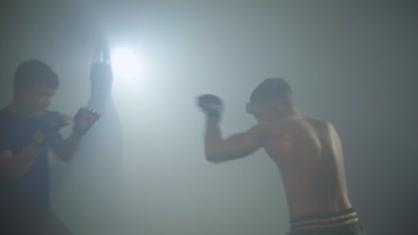 El súper ligero boxeador tailandés lucha con un compañero de equipo. — Vídeo de stock