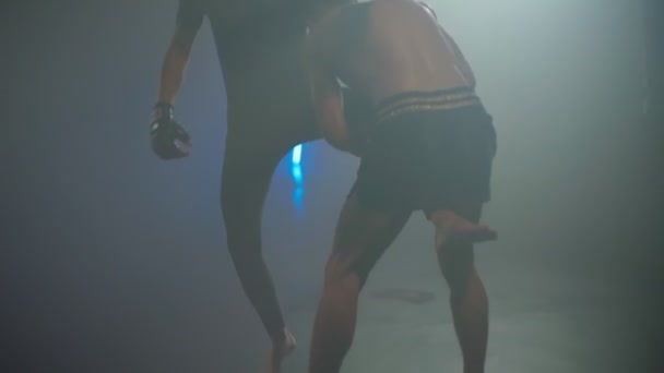 The super lightweight Thai fighter spars with a team-mate. — Stock Video
