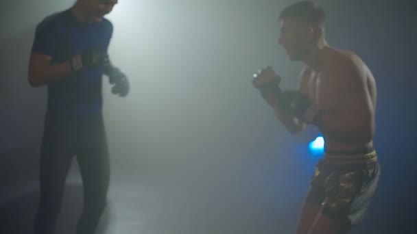 De super lichtgewicht Thaise vechter spartelt met een teamgenoot. — Stockvideo