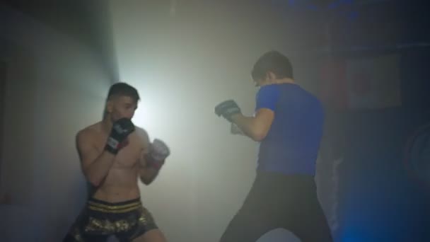 El súper ligero boxeador tailandés lucha con un compañero de equipo. — Vídeo de stock