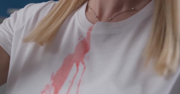 Piros folyadék önti a nők fehér póló — Stock videók