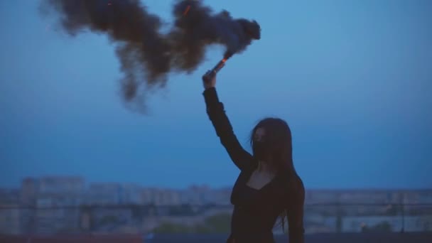 Menina em máscara preta acenando bomba de fumaça preta — Vídeo de Stock