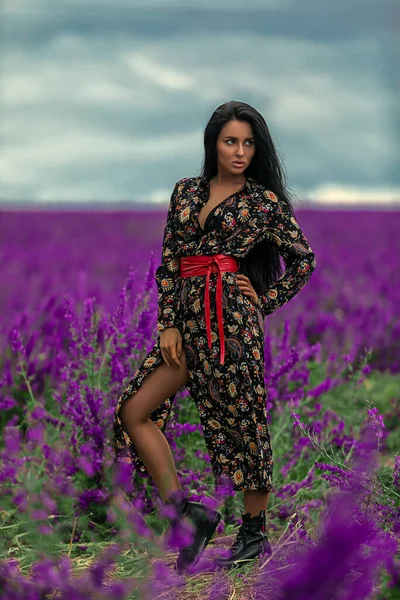 迷人的女孩在紫色的豆花地里摆姿势 — 图库照片