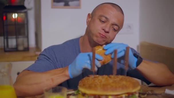 Muž chutně jí šťavnatý burger — Stock video