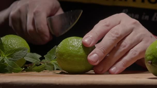 Green lime on a cutting board — Vídeo de Stock