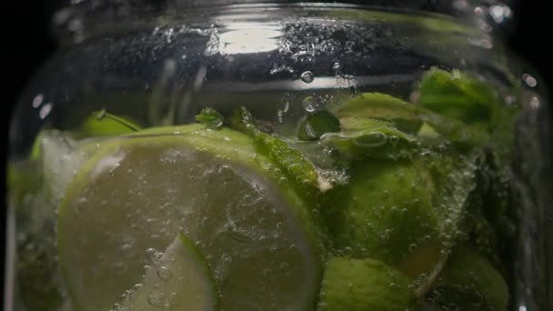 The process of creating a mojito, water is poured into a jug — Vídeo de stock