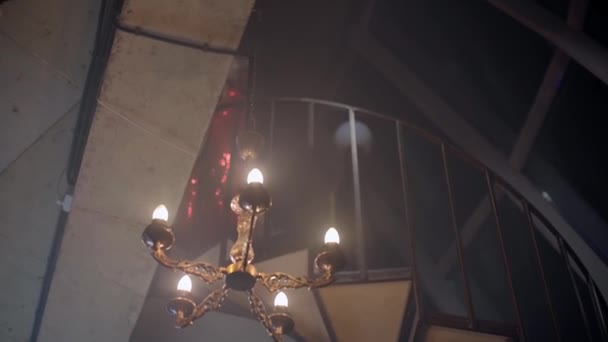 Chica rubia en vestido rojo bajando las escaleras vintage — Vídeo de stock