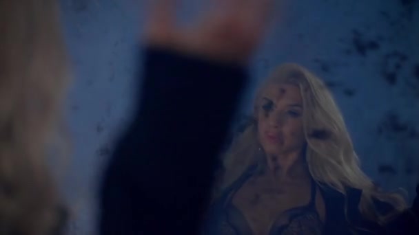 Spektakulär blond kvinna rätar ut håret framför en vintage spegel — Stockvideo